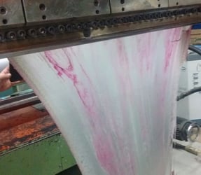 Un experto en purga de Asaclean purgando un dado de extrusión de láminas.