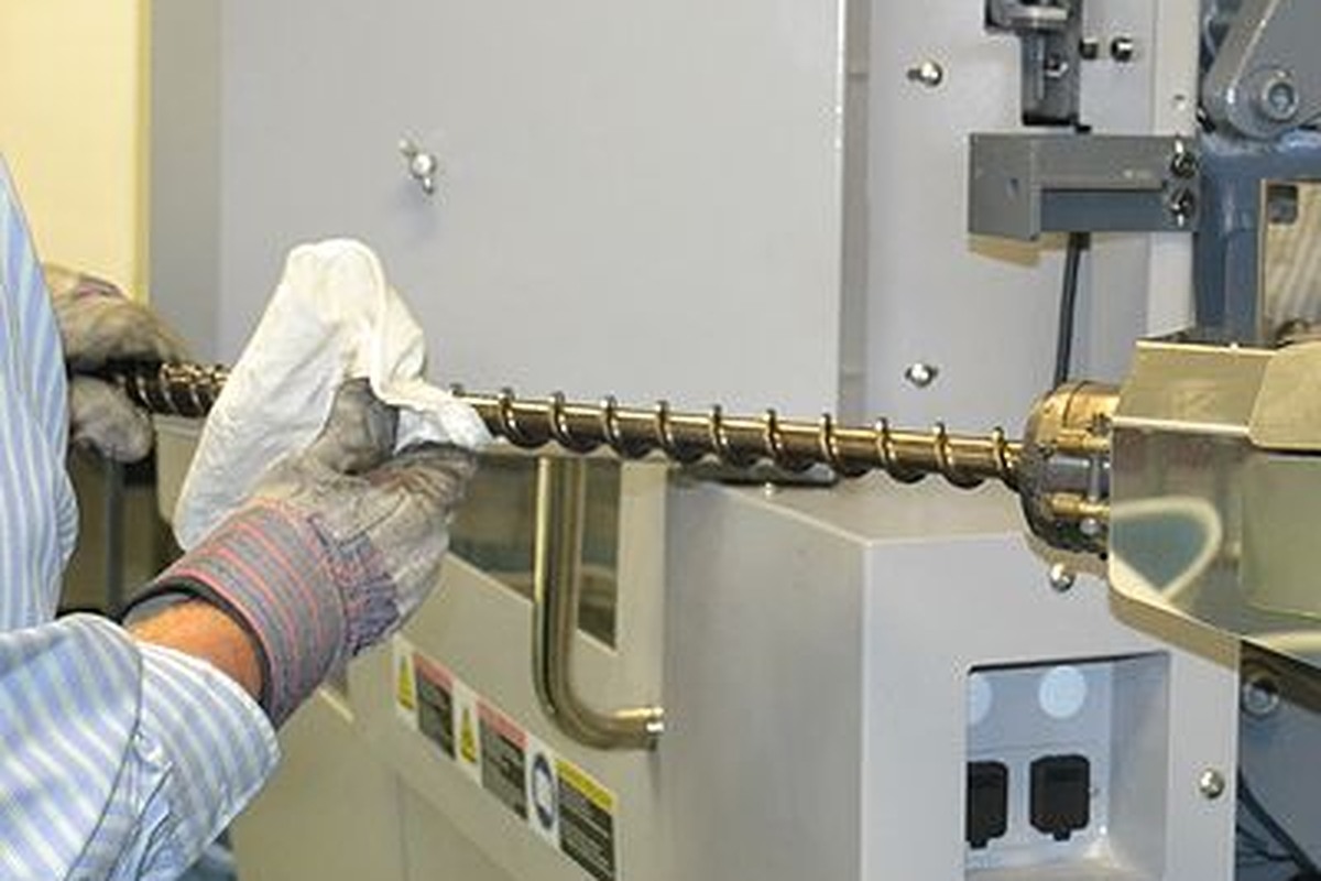 worker wiping screw pull machine