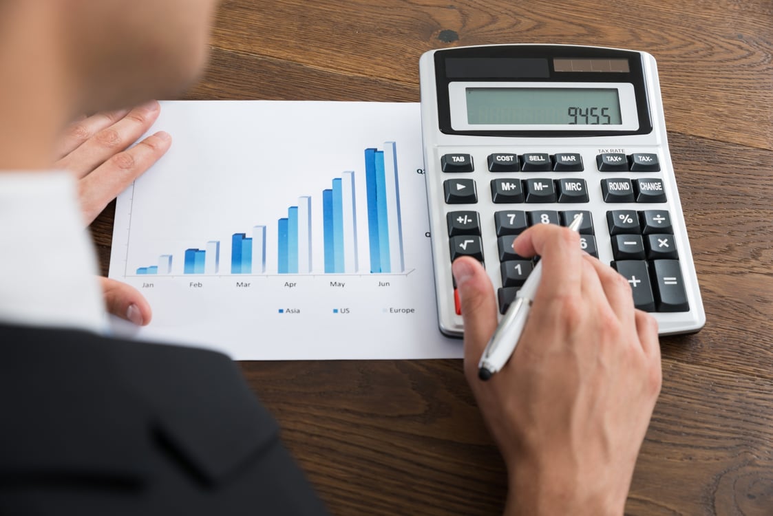 Калькулятор 1970. Человек считает стоимость дома на калькуляторе. Машина шиккарда. People used calculating devices. Калькулятор фото.